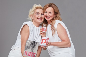 2 Bára Nesvadbová a Věra Komárová s parfémem Iluze foto Anna Kovacic repro zdarma