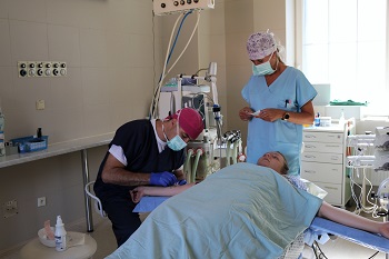 4. Anesteziolog mi na operačním sále zavádí kanylu